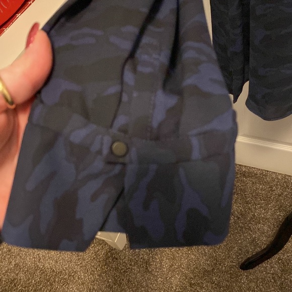 Rachel Roy Women’s V-Neck Navy Blue Camo Print Blouse sz XL NWOT - Picture 5 of 9